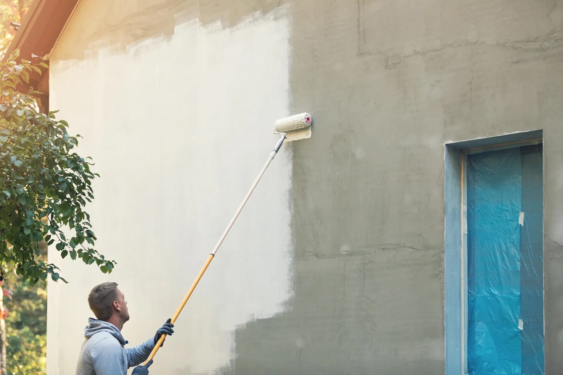 Pintor trabajando en una fachada en Ceuta